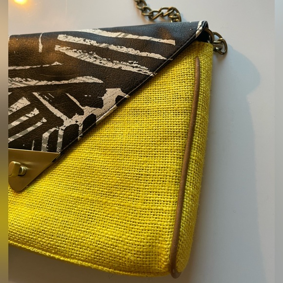 Yellow clutch purse with chain strap - Picture 3 of 7